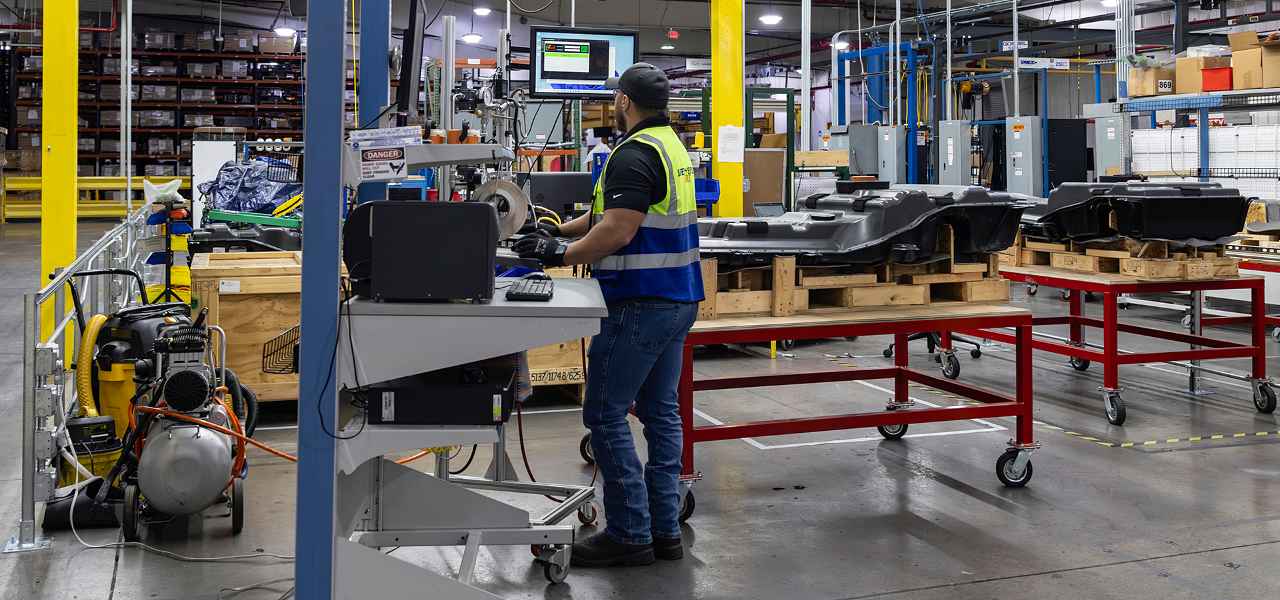 Cox Automotive的一站式電動(dòng)車電池維修與回收中心，每天處理最多2000個(gè)電池模塊